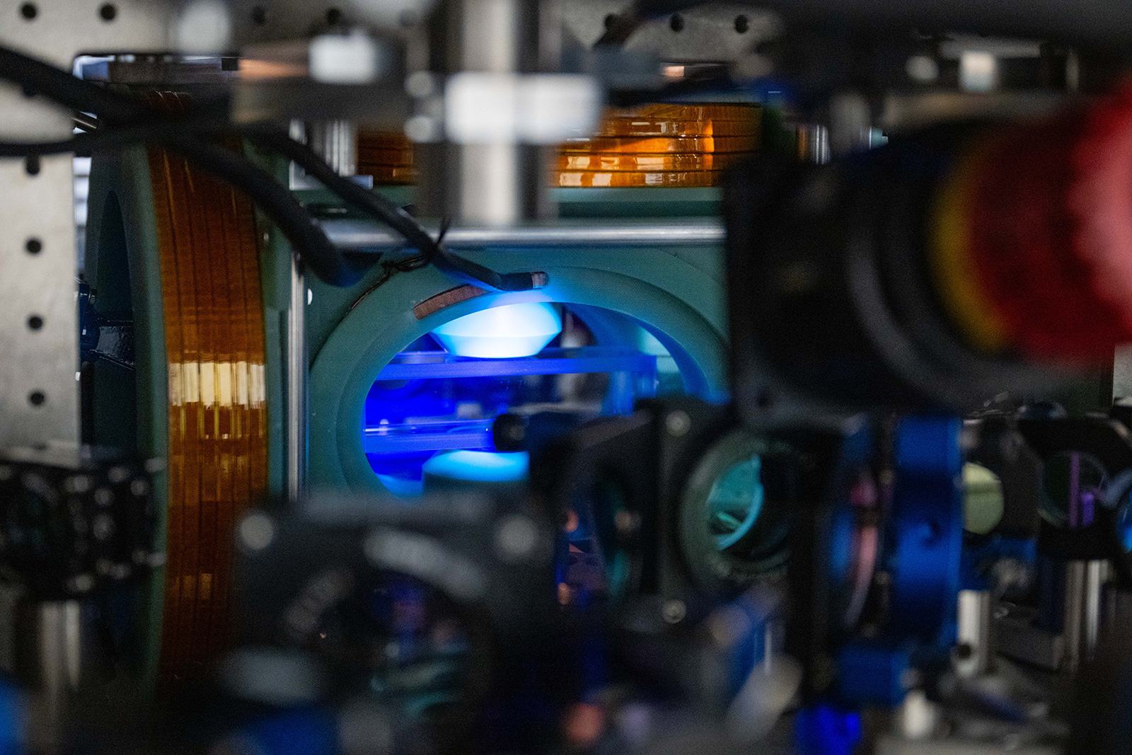 Caltech vacuum chamber holding the 6,100 laser-trapped atoms